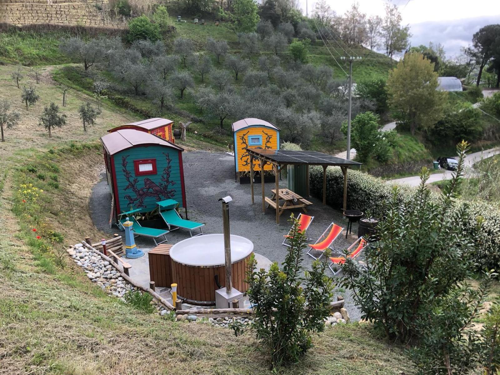 Agriturismo La Rovere - I Carrozzoni Gitani Cossano Belbo Dış mekan fotoğraf